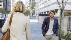 Dos personas cruzan miradas en la calle, en una imagen de archivo.