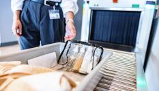 Imagen de archivo de un control de equipaje en un aeropuerto.