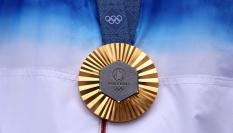 Imagen en plano detalle de la medalla de oro conquistada por la arquera surcoreana Sihyeon Lim en los JJOO de París 2024.