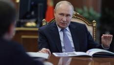 El presidente de Rusia, Vladimir Putin, en una reunión con el gobernador de la región de Murmansk.