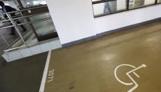 Plaza de aparcamiento para personas con problema de movilidad.