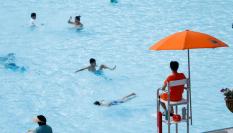 Niños bañándose en una piscina