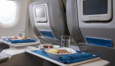 Imagen de archivo de bandejas de comida en un avión.