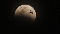 Ilustración digital de un satélite sobre la Luna.