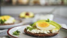 Una tostada con requesón.