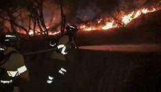Un total de 150 efectivos mantienen los trabajos por tierra para combatir el incendio forestal declarado este domingo en un paraje de Andújar (Jaén), un fuego por el que la Junta de Andalucía ha activado la fase de emergencia, situación operativa 1 del Plan de Emergencias.