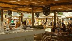 Captura de imagen de un vídeo promocional de una fiesta de 2022 en la playa de Radjana, en la que se ve el objeto en cuestión siendo usado como una mesa.