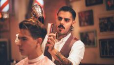 Imagen de archivo de un joven en el barbero.