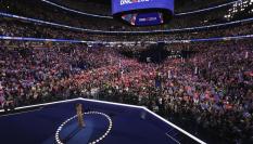 Kamala Harris agradece el "liderazgo histórico" de Joe Biden en su aparición sorpresa en la Convención Nacional Demócrata.