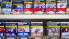 Lineal de un supermercado en Alemania en el que se puede comprar tabaco.