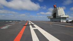 Imagen de archivo de un plano detalle de una pista de un portaaviones chino.