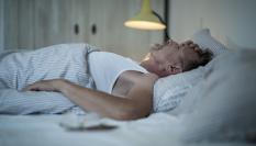 Una persona que no logra conciliar el sueño.