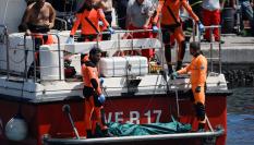 El personal de rescate transporta el cuerpo de Hannah Lynch, hija del magnate y empresario tecnológico Mike Lynch, la última desaparecida del naufragio del yate de lujo 'Bayesian'.