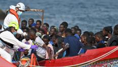 Trabajadores de Salvamento Marítimo ayudan a 116 inmigrantes llegados en patera al puerto de La Restinga, el 26 de julio de 2024