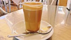 Un café con leche en un bar.