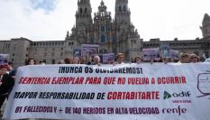 Imagen de archivo de un acto reivindicativo de la plataforma de víctimas y afectados por el accidente del Alvia, ante la Catedral de Santiago de Compostela, en la praza de O Obradoiro.