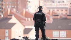 Imagen de archivo de un agente de la Ertzaintza durante un dispositivo de seguridad y vigilancia.