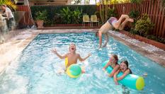 Unos niños en una piscina, en una imagen de archivo.