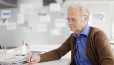 Imagen de archivo de una persona mayor en una oficina.