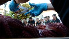 Imagen de archivo de una tapa gigante de pulpo preparada en la feira de O Carballiño (Ourense).