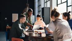 Personas trabajando en una oficina.