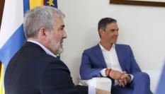 El presidente del Gobierno, Pedro Sánchez, durante una reunión con el presidente de Canarias, Fernando Clavijo, para tratar el aumento de la llegada de migrantes.