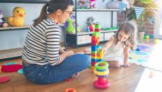 Imagen de archivo de una mujer jugando con un niño.