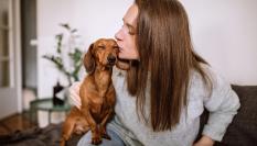 Una mujer con su perro.