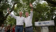 El mandatario gallego, Alfonso Rueda, junto con el expresidente de la Xunta y líder del PP nacional, Alberto Núñez Feijóo; en la apertura del curso político del PP en Cerdedo-Cotobade (Pontevedra).