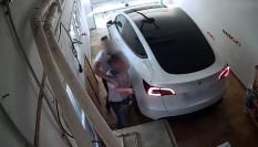 La Guardia Civil ha detenido a tres personas por robar a una mujer 3.000 euros tras darle una paliza en el garaje particular de su vivienda.