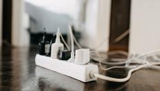 Imagen de archivo de varios distintos cargadores o aparatos conectados a una regleta.