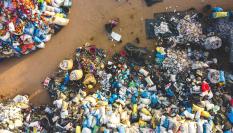 Foto de archivo de acumulación de basura.