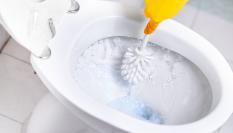 Imagen de archivo de la limpieza de un váter.