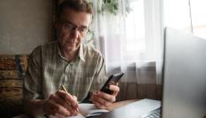 Una persona introduce un código de seguridad en el teléfono móvil.