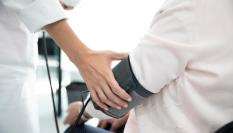 Médico midiendo la presión arterial