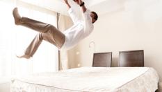 Un hombre se despierta con energía.