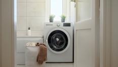 Una lavadora junto a una bañera.