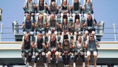 Visitantes del parque temático Efteling, en Países Bajos, disfrutan de una de sus montañas rusas.