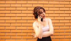 Imagen de una persona recibiendo una mala noticia al teléfono.