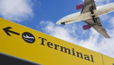 Foto de archivo de un avión aterrizando en un aeropuerto de Londres.