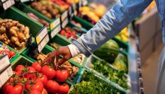 Imagen de archivo de una persona en un supermercado.