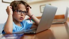 Niño con gafas frente a la pantalla