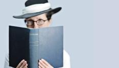 Un hombre consultando un diccionario.