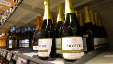 Botellas de cava en el lineal de un supermercado.