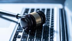 Imagen de archivo del mazo de un juez sobre el teclado de un portátil.