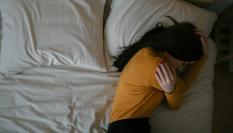 Chica en plena crisis de migraña.