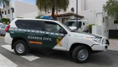 Un vehículo de la Guardia Civil circula por las calles de Ibiza.