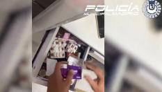 Uno de los momentos del registro en el que fueron hallados miles de medicamentos y cosméticos con sustancias cancerígenas en un establecimiento de Usera, Madrid.