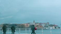 Imagen de archivo de personas en el Paseo de Gijón (Asturias).