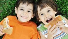 Imagen de archivo de dos niños merendando.